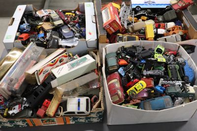 deux boîtes de petites voitures posées sur une table