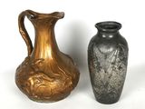 deux vases posés l'un à côté de l'autre sur une surface blanche