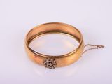 un gros plan d'une bague en or entourée d'une chaîne