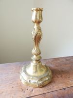 QUATRE FLAMBEAUX en bronze à fût balustre ou gaine. (photo 5)