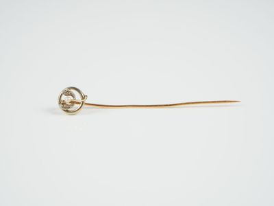 une broche en or et diamants ornée d'un nœud