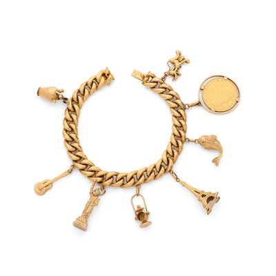 un bracelet en or orné de breloques