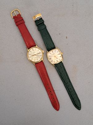 deux montres sont assises l'une à côté de l'autre sur une table