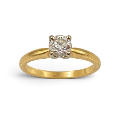 une bague de fiançailles en or jaune sertie d'un seul diamant