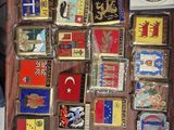 une valise remplie d'épingles et d'aimants posée sur une table