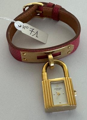 Montre plaquée or, signée - HERMÈS - KELLY - Fond blanc, Bra…