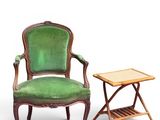 une chaise verte à côté d'une petite table posée sur une surface blanche