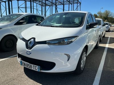 une voiture blanche garée dans un parking