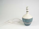 un vase bleu et blanc orné d'un motif noir et blanc