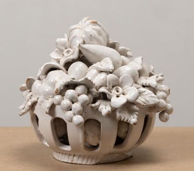 un vase blanc contenant un bouquet de fleurs