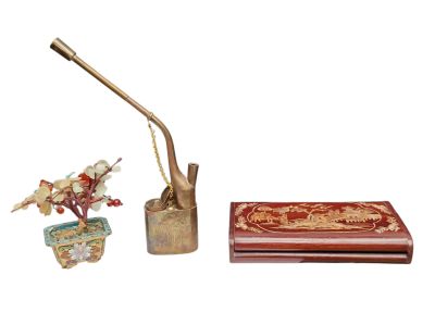 une boîte en bois sur laquelle sont représentés un stylo et un vase avec des fleurs