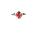 un gros plan d'une bague sertie d'un rubis en forme de cœur