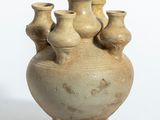 cinq vases empilés les uns sur les autres