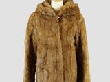 gros plan d'un manteau de fourrure sur un mannequin