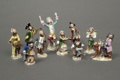 many figurines of people that are standing together