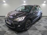 la voiture noire est garée sur un sol en damier dans le garage