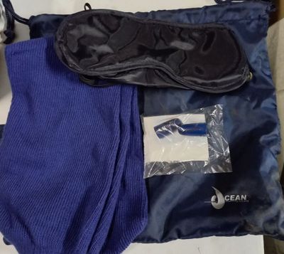 Sur une palette, environ 1600 kits du voyageur OCEAN AIRWAYS…