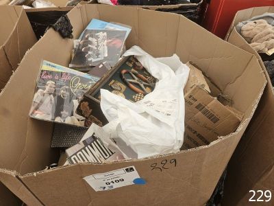 une boîte en carton remplie de DVD et d'autres objets