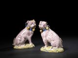 deux figurines représentant deux chiens avec des clochettes autour du cou