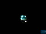 l'image d'un anneau vert dans l'obscurité