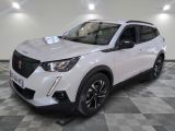le suv blanc est garé sur le sol en damier d'une pièce
