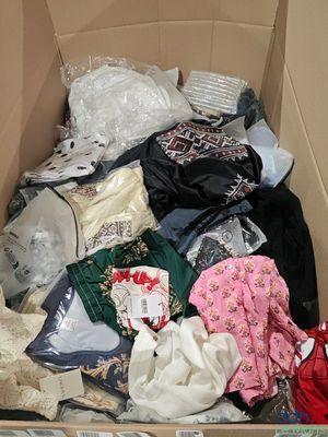 une boîte en carton remplie de vêtements et d'autres objets