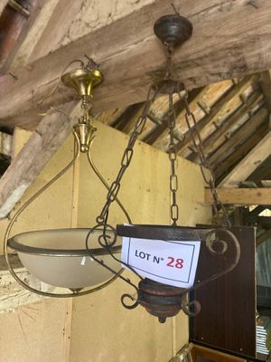 une lampe suspendue au plafond dans une pièce