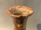 un très vieux vase posé sur une table