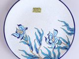 une assiette bleue et blanche ornée d'un motif floral