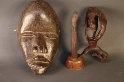 Lot comprenant un masque en bois de style africain et une st…