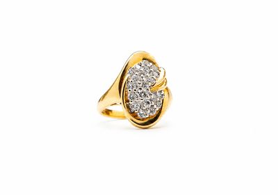 gros plan d'une bague en or avec des diamants sur fond blanc