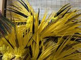 un vase contenant un bouquet de fleurs jaunes