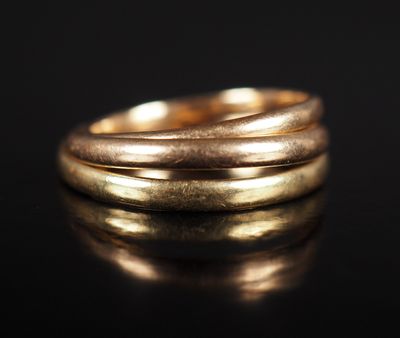 gros plan d'une bague en or sur une surface noire