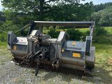 La voiture est garée sur le bord de la route, près d'un arbre.