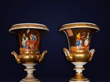 paire de vases ornés de scènes peintes sur fond bleu foncé