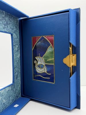 un livre bleu ouvert sur lequel figure l'image d'un oiseau
