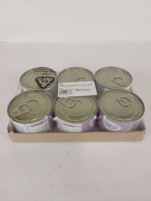 six boîtes de conserve sont posées dans un carton sur une surface blanche