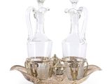 une paire de carafes en cristal et un plateau en métal argenté sur fond blanc