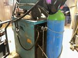 une machine bleue posée sur le sol