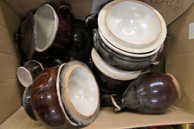 de nombreux bols et tasses rangés ensemble dans une boîte en carton