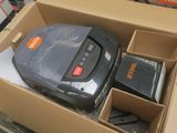 une boîte contenant un aspirateur et d'autres objets