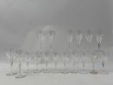 de nombreux verres à vin alignés sur la table