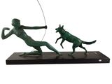 sculpture en bronze représentant un homme et un chien jouant au frisbee