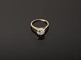 une bague sertie d'un seul diamant sur un fond noir