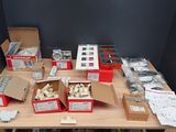 une table sur laquelle sont posées de nombreuses boîtes de nourriture