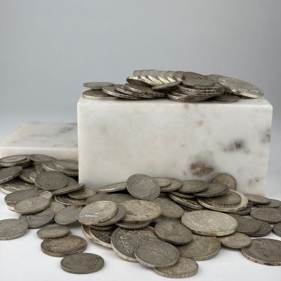 un bloc de marbre sur lequel se trouve une poignée de pièces de monnaie