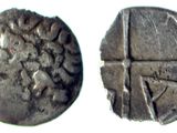 Gros plan sur une pièce de monnaie portant une croix