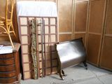 un lit et une chaise dans une pièce aux murs lambrissés