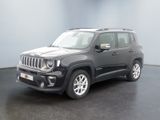 La Jeep Renegade est garée dans une grande pièce au sol noir.