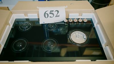 une boîte munie d'un couvercle en verre, posée sur la cuisinière